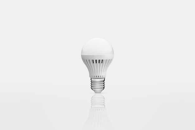 Une lampe à économie d'énergie sur fond blanc avec reflet