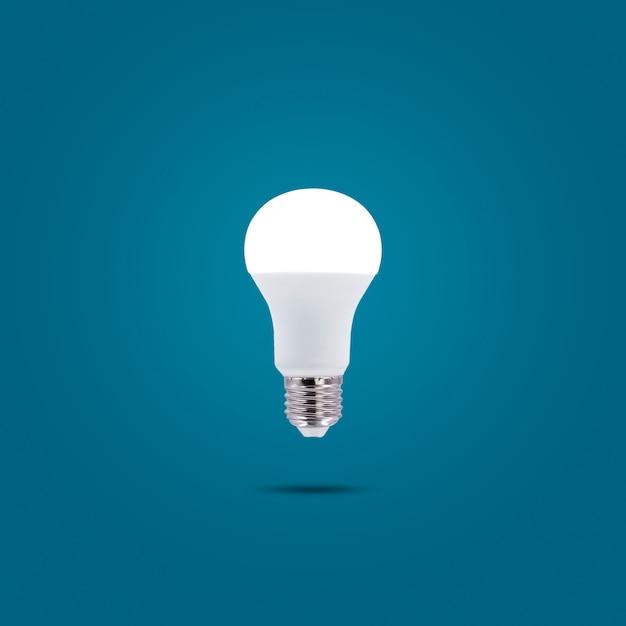 Lampe à économie d'énergie LED 230v isolée sur fond bleu pastel.