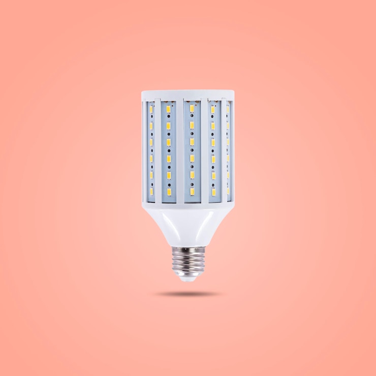 Photo lampe à économie d'énergie à led 230v isolée sur fond orange pastel