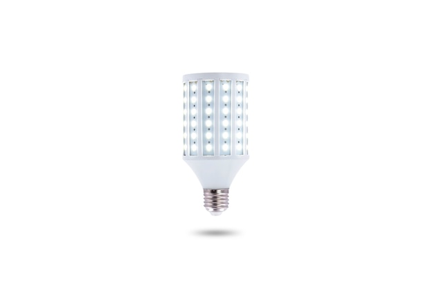 Lampe à économie d'énergie LED, bouchon à vis E27 230v isolé sur fond blanc.