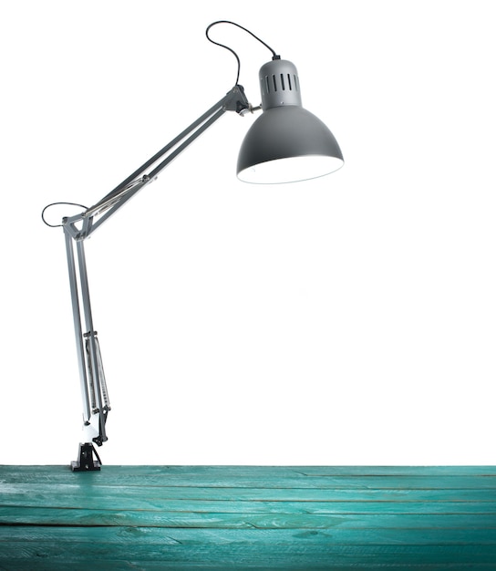 Lampe électrique accrochée à un poteau sur un fond blanc