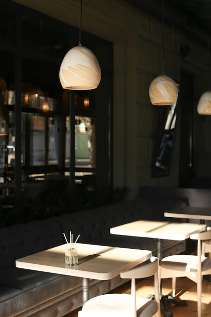 Lampe électrique allumée sur la table d'un restaurant