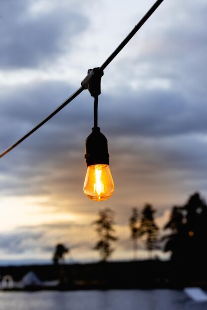 Lampe électrique sur le fond du ciel coucher de soleil