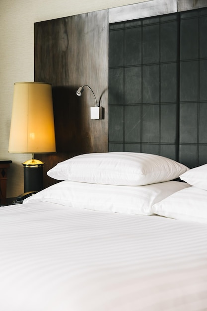 Lampe électrique près du lit à la maison