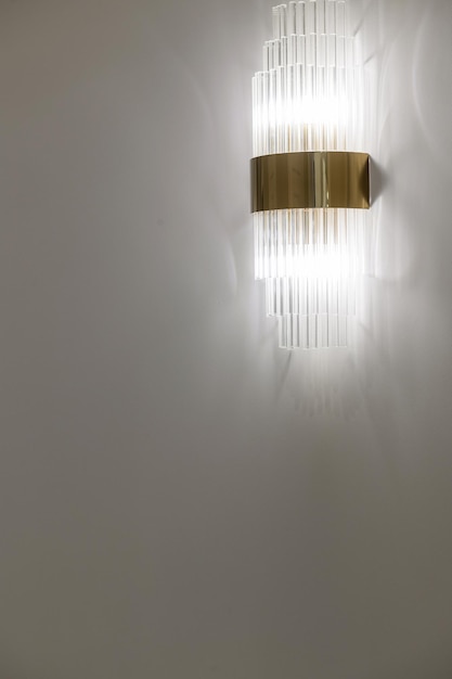 Lampe élégante et moderne avec de l'or sur le mur