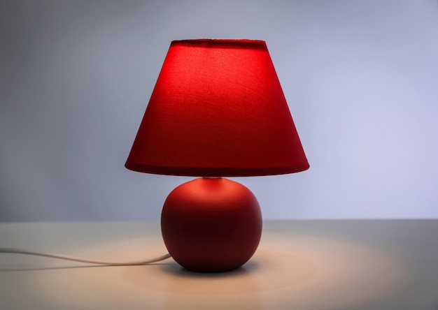 Lampe élégante sur table sur fond de couleur