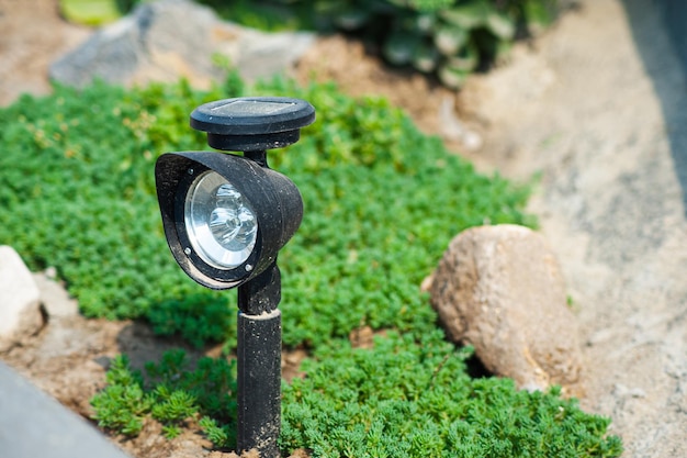 Lampe extérieure sur la pelouse de la cour pour l'éclairage du jardin dans le parc d'été