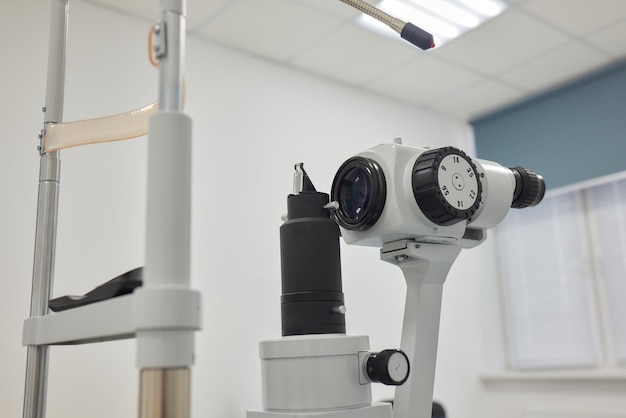 Photo lampe à fente biomicroscope jumelles équipement ophtalmique close up selective focus concept de soins de santé