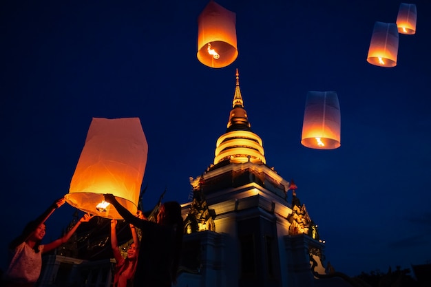Photo lampe flottante de peuple thaïlandais au festival yee peng à chiang mai, en thaïlande.