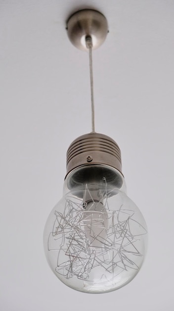 Lampe en forme d'ampoule géante rétro non éclairée suspendue au plafond