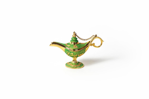 Lampe de génie magique d'Aladdin isolée sur blanc La lampe d'Aladdin est verte sur fond blanc