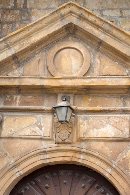 Lampe et gros plan de l'entrée de la vieille église