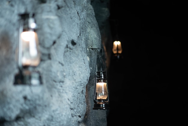 Lampe à huile accrochée au mur de pierre de la grotte