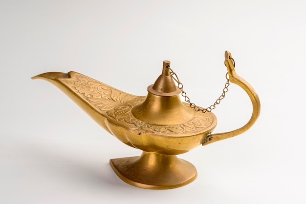 Lampe magique d'Aladdin isolé sur fond blanc