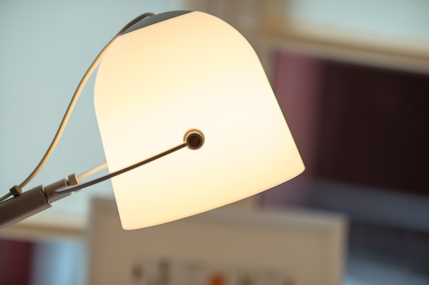 Une lampe moderne en ivoire à l'intérieur arrière-plan flou