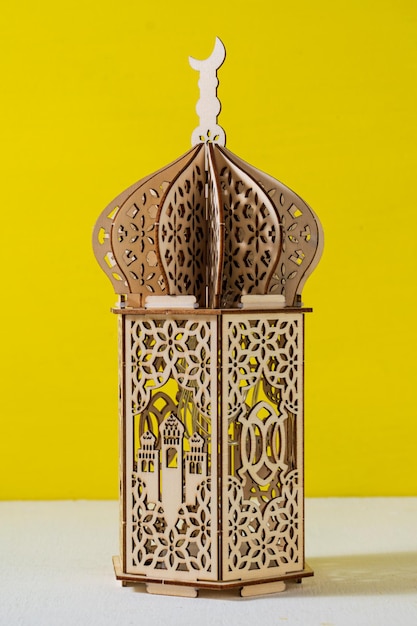 lampe de mosquée miniature en bois avec fond jaune Eid Mubarak