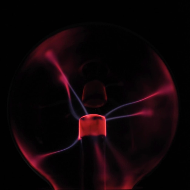 Lampe Plasma ball libre en action sur un fond noir