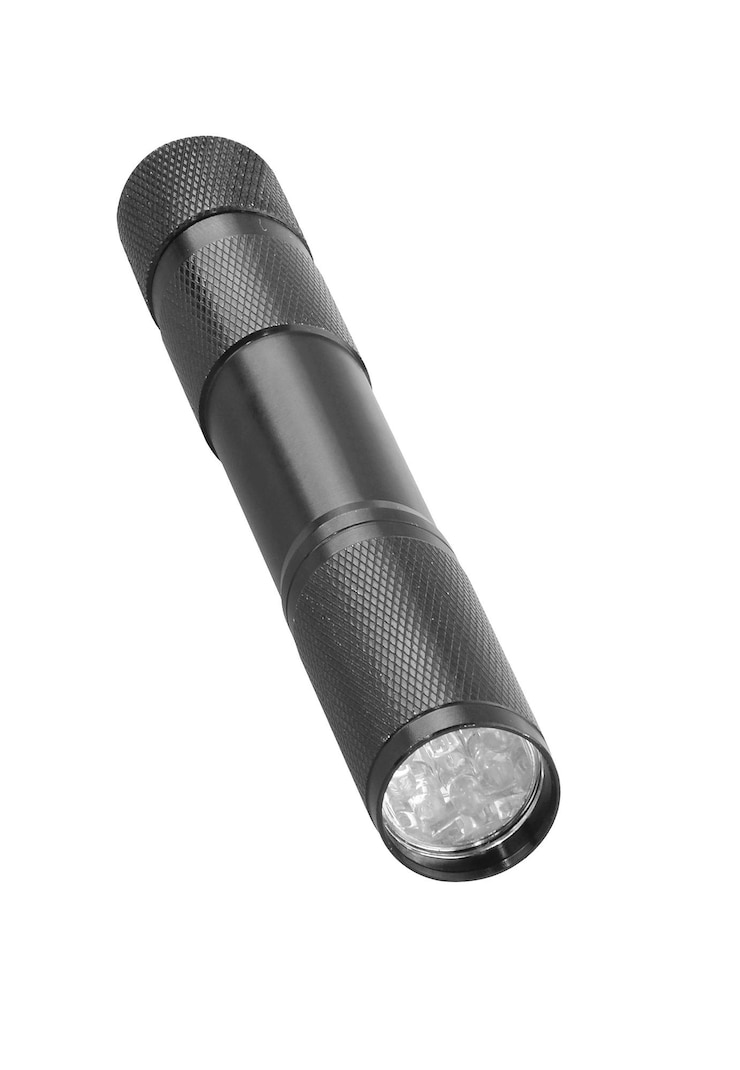 Photo une lampe de poche sur un fond blanc isolé
