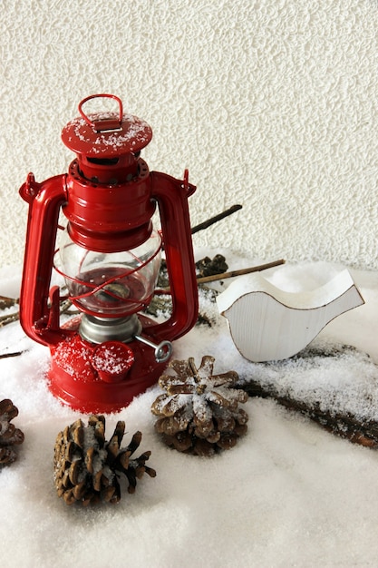 Lampe de poche rouge et décoration de Noël sur fond clair