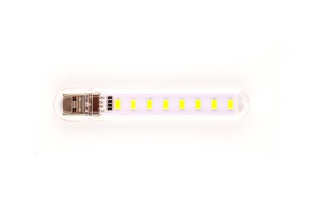 Une lampe de poche USB avec 8 LED