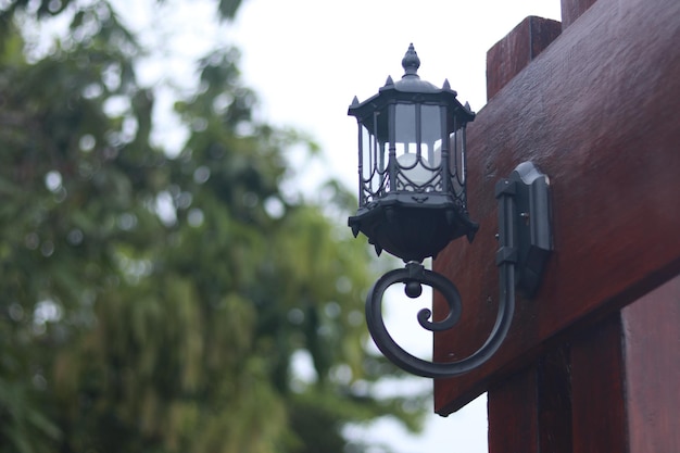 Photo une lampe sur un poteau de bois avec le mot lumière dessus