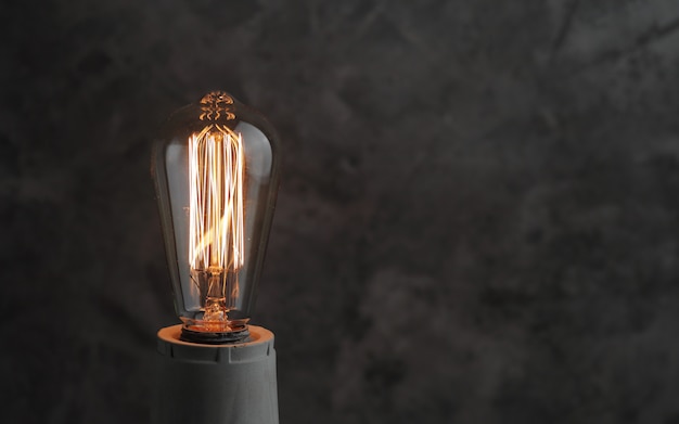 Lampe rétro avec lampe Edison sur béton. Une bonne idée