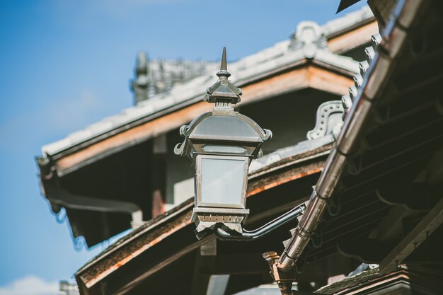 La lampe rétro de style vintage du Japon dans la ville de Kyoto décore la vieille maison du quartier de Gion Geisha.