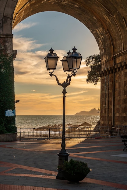 Lampe de rue au coucher du soleil