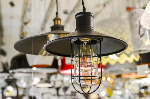 Lampe de rue dans le style loft sur une vitrine sur un vaste arrière-plan