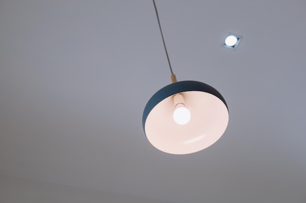 Lampe suspendue devant un café pour la décoration