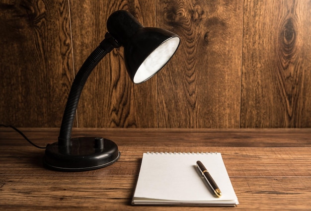 Lampe de table et cahier