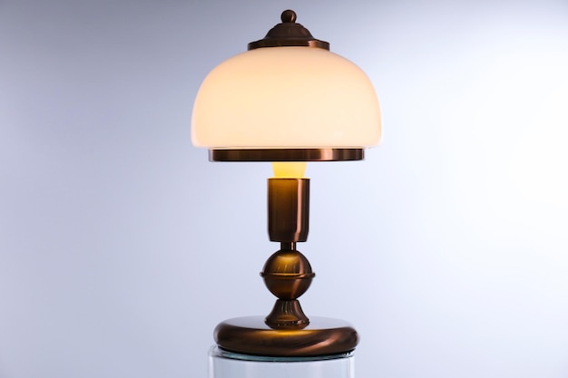Lampe de table élégante sur fond clair