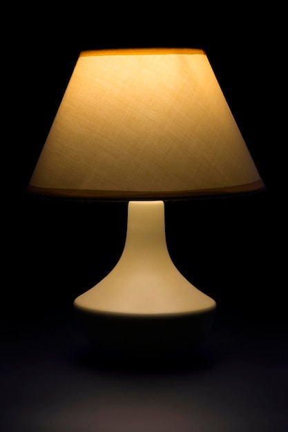 Photo lampe de table sur un fond sombre gros plan