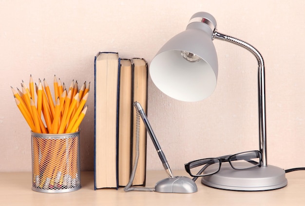Photo lampe de table avec des livres sur le bureau dans la chambre