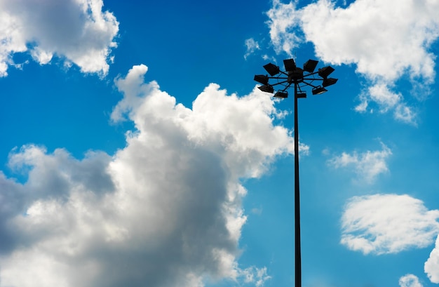 Lampe de ville horizontale sur fond de nuages dramatique