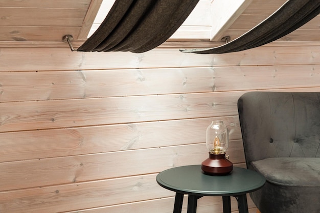 Lampe vintage et fauteuil sur fond de maison en bois clair design de mur de fond design rétro vintage