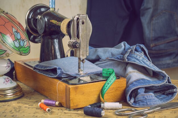 Lampe vintage et machine à coudre avec denim.