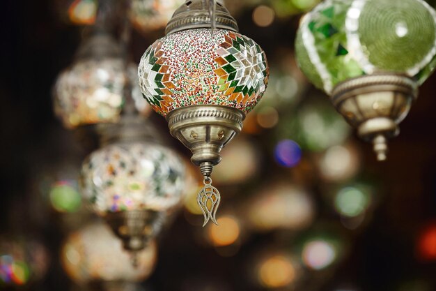 Des lampes arabes sont suspendues dans une boutique turque. Belles lampes islamiques faites à la main, un souvenir touristique et un symbole des pays arabes