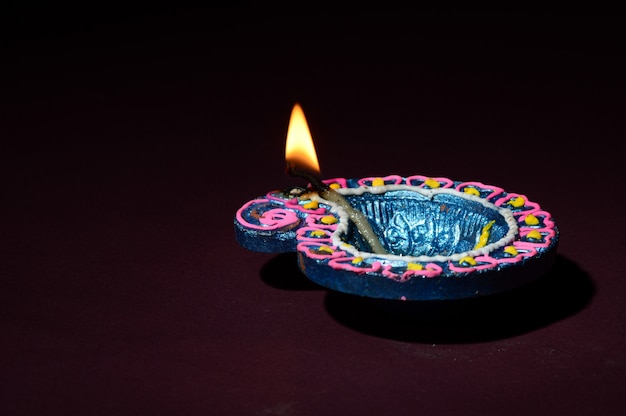 Lampes en argile allumées pendant la célébration du Festival de la lumière hindou indien appelé Diwali