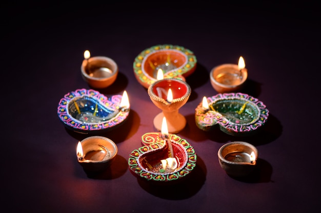 Lampes En Argile Colorée Diya (lanterne) Allumées Pendant La Célébration De Diwali. Conception De Cartes De Voeux Festival Indien De Lumière Hindoue Appelé Diwali.