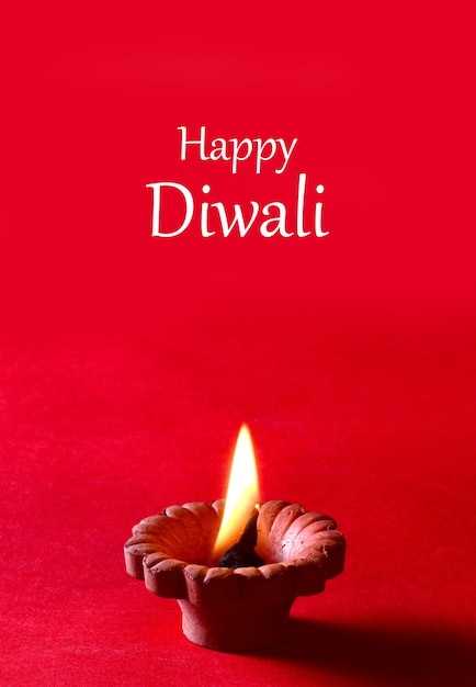 Lampes en argile diya allumées pendant la célébration de Diwali. Conception de cartes de voeux Fête de la lumière hindoue indienne appelée Diwali