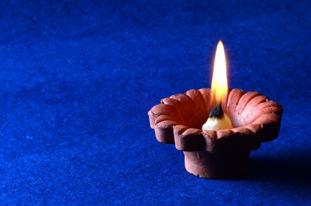 Lampes en argile Diya allumées pendant la célébration du Festival de la lumière hindou indien appelé Diwali