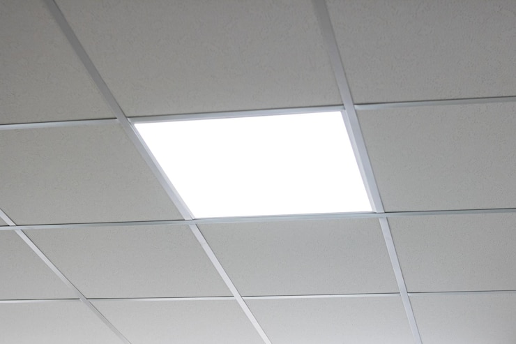 Lampes carrées sur le gros plan du plafond carrelé