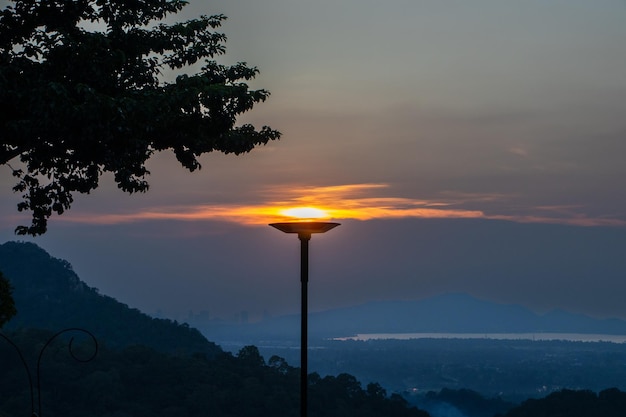 Lampes à cellules solaires installées dans la forêt de montagne pour utiliser la lumière du soleil et préserver l'environnement naturel