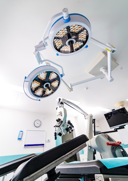 Lampes de chirurgie dans le service stérile de l'hôpital Salle d'urgence moderne et futuriste