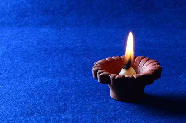 Lampes Clay diya allumées pendant la célébration de Diwali. Conception de cartes de voeux Festival indien de la lumière hindoue appelé Diwali