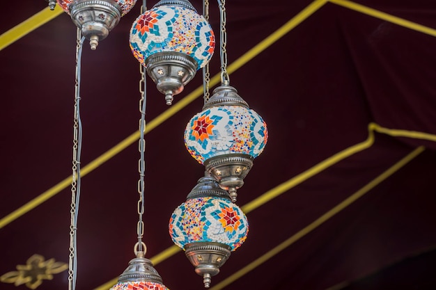 Lampes en cristal à une foire médiévale traditionnelle à Alcalá de Henares, Madrid, Espagne