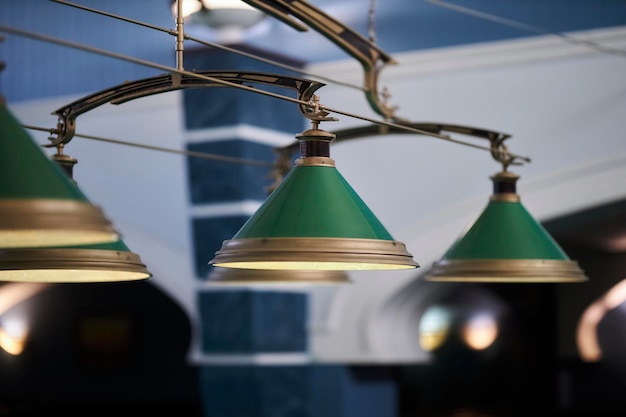 Lampes dans le club de billard Libre de lampes suspendues au-dessus d'une table de billard