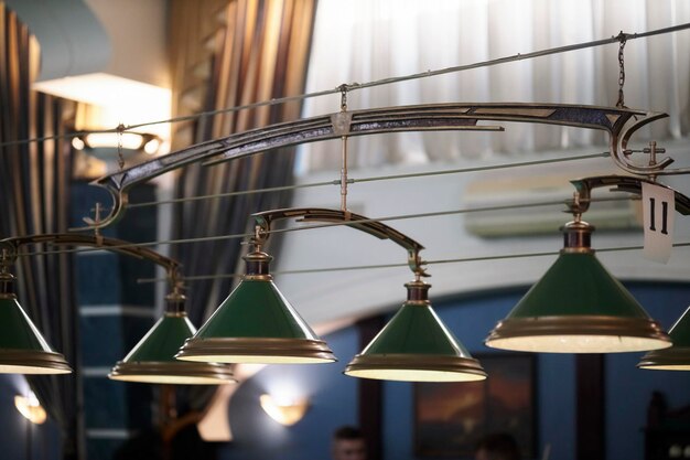 Lampes dans le club de billard Libre de lampes suspendues au-dessus d'une table de billard