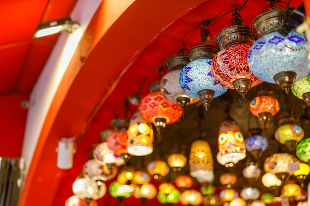 Lampes de décorations en verre coloré en mosaïque Photo de concept de tourisme de voyage Lamts turcs colorés suspendus